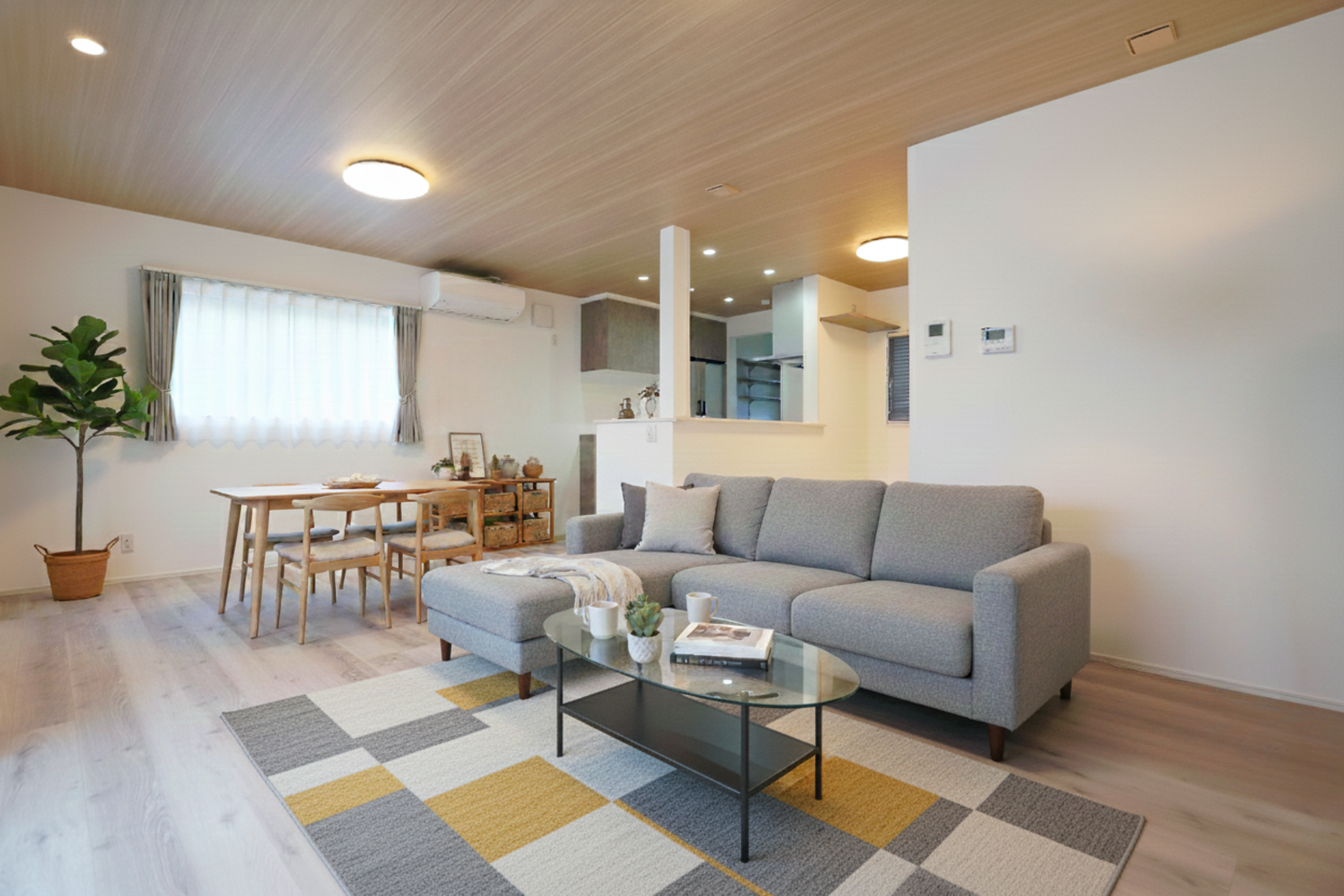 リビングに家族が集うシンプルテイストの家・内観