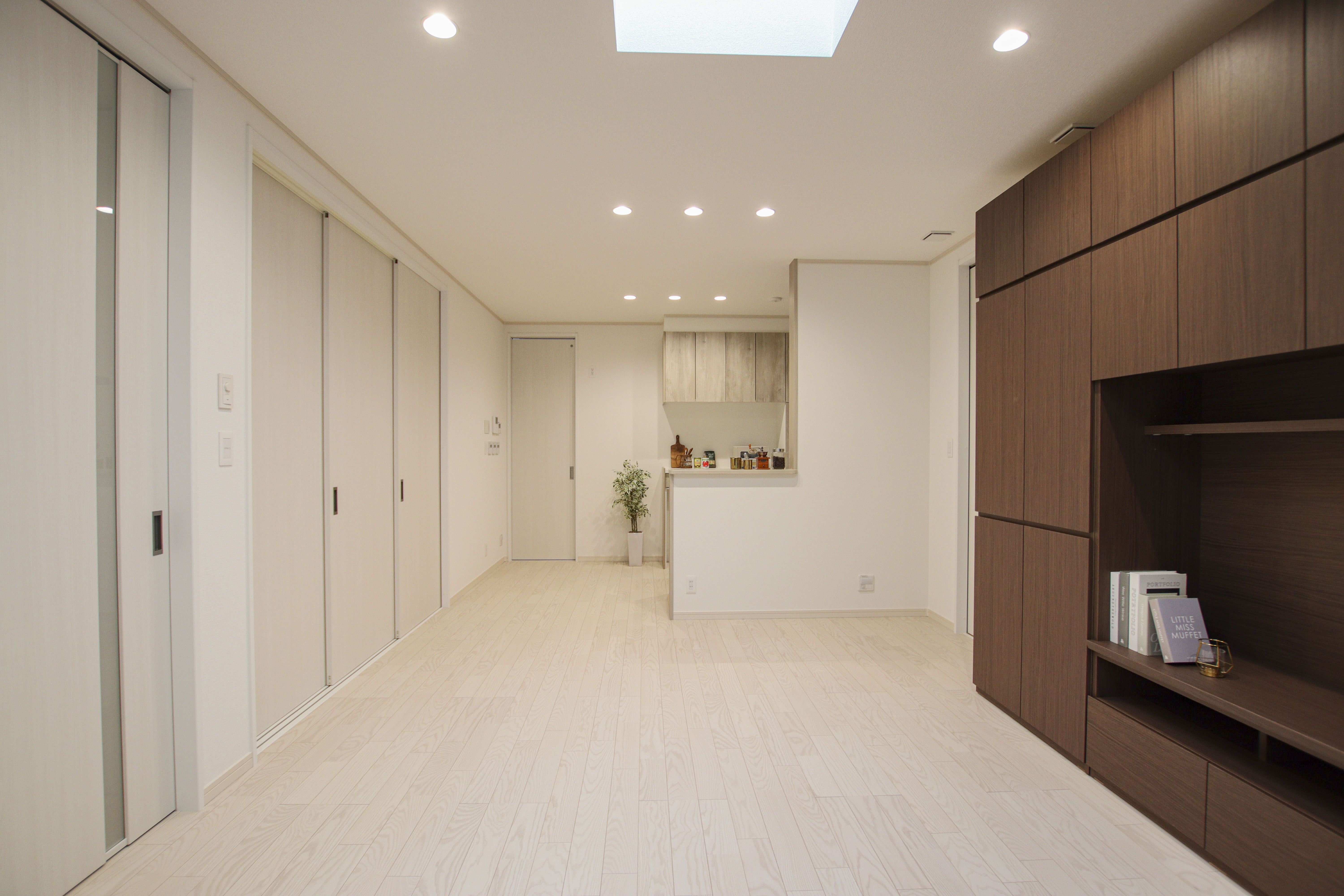光と木の温もりに包まれる、家族想いの平屋・内観