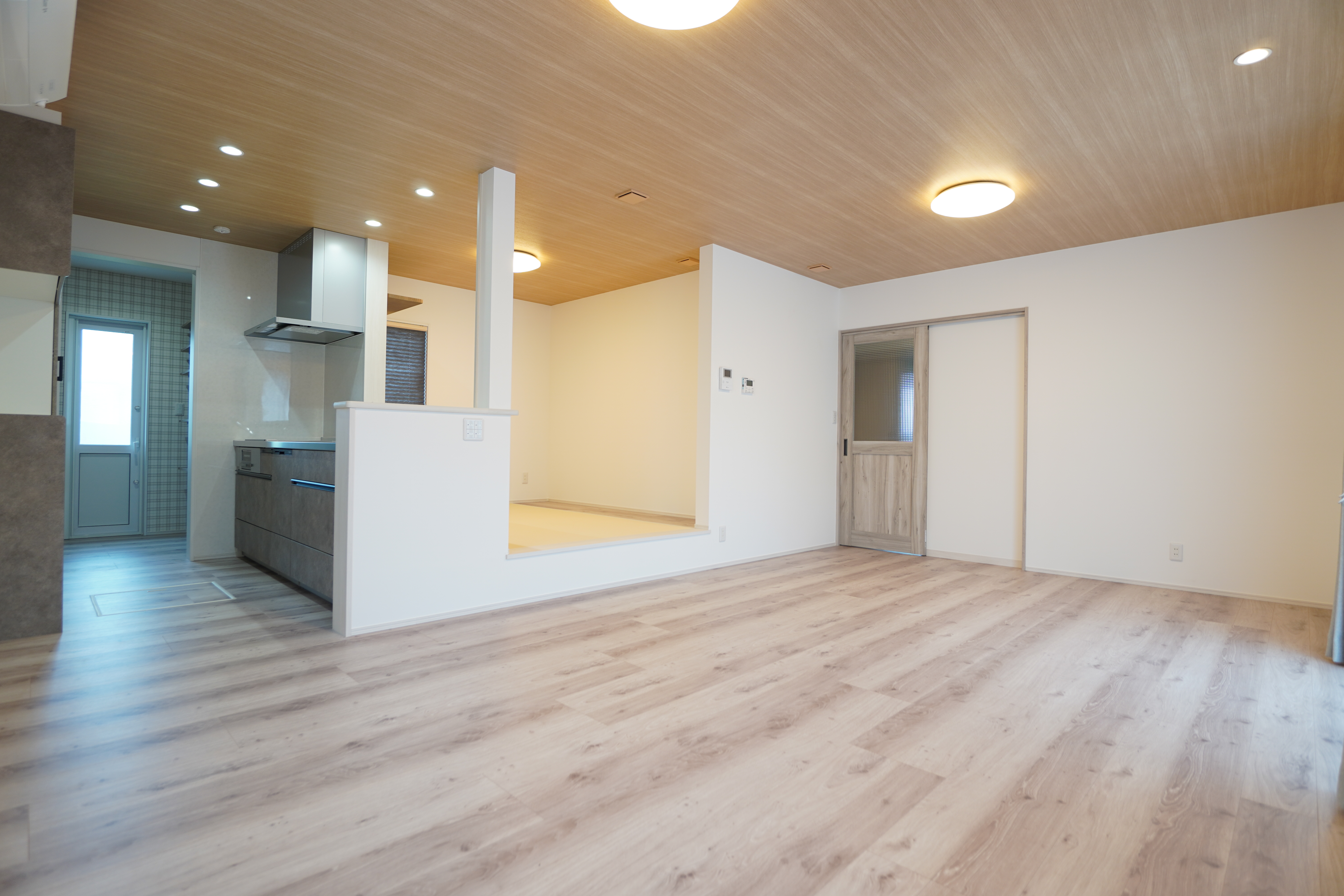 リビングに家族が集うシンプルテイストの家・内観