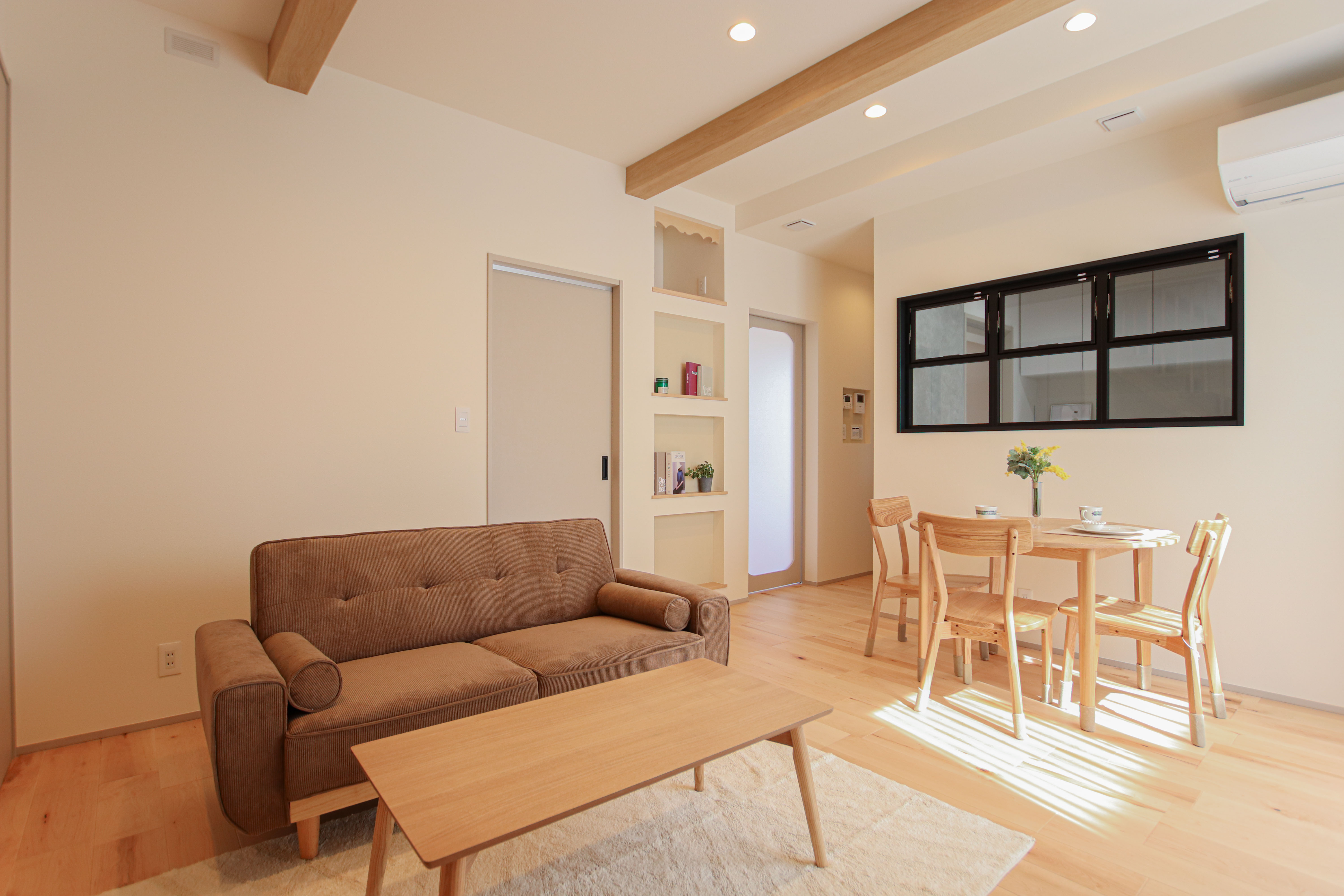 シルバーが映える、光と風が通り抜ける家・内観