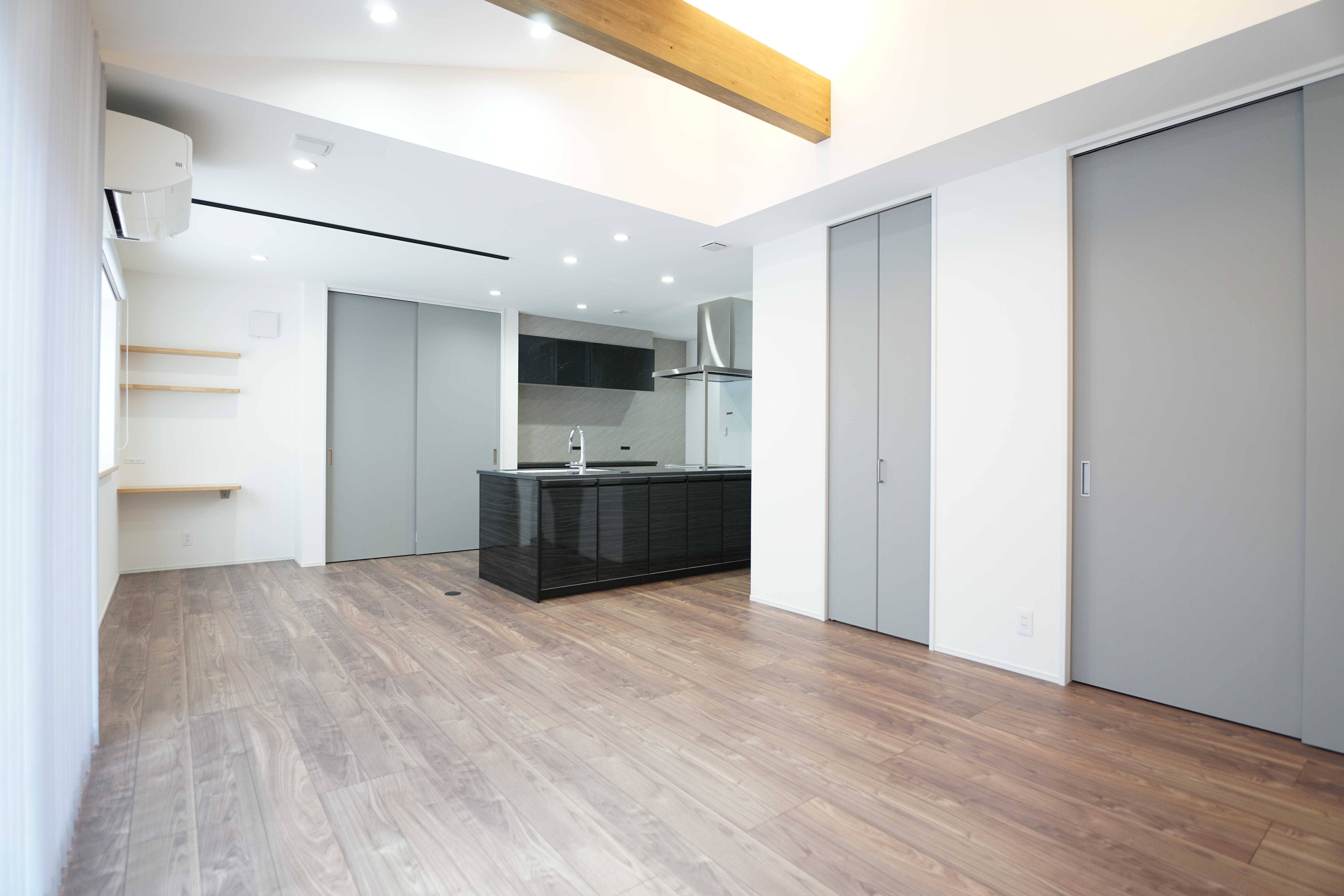 時を忘れる防音室と、洗練のモダン意匠の家・内観