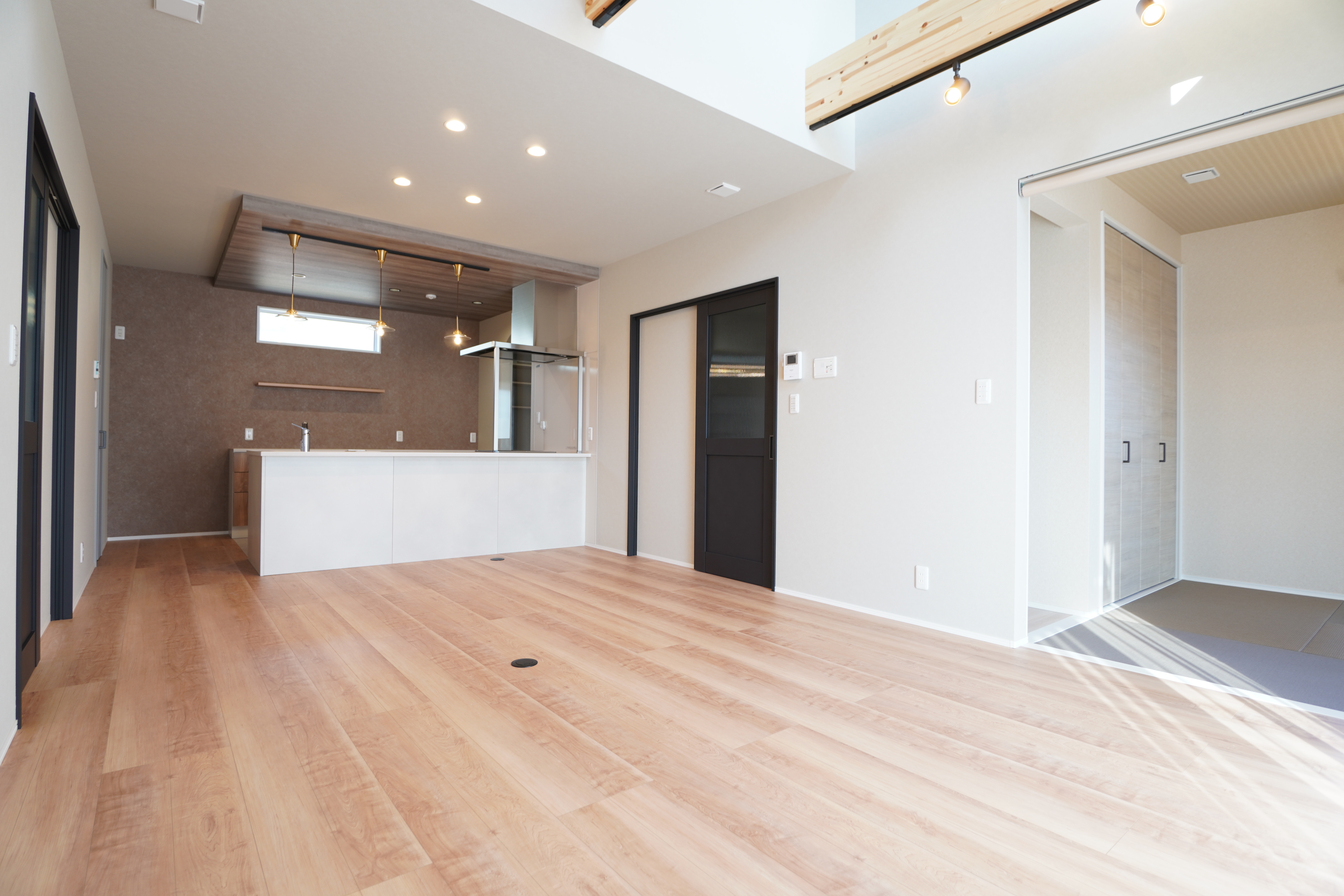 家族の時間がゆったり流れる、木の温もりと開放感に満ちた家・内観